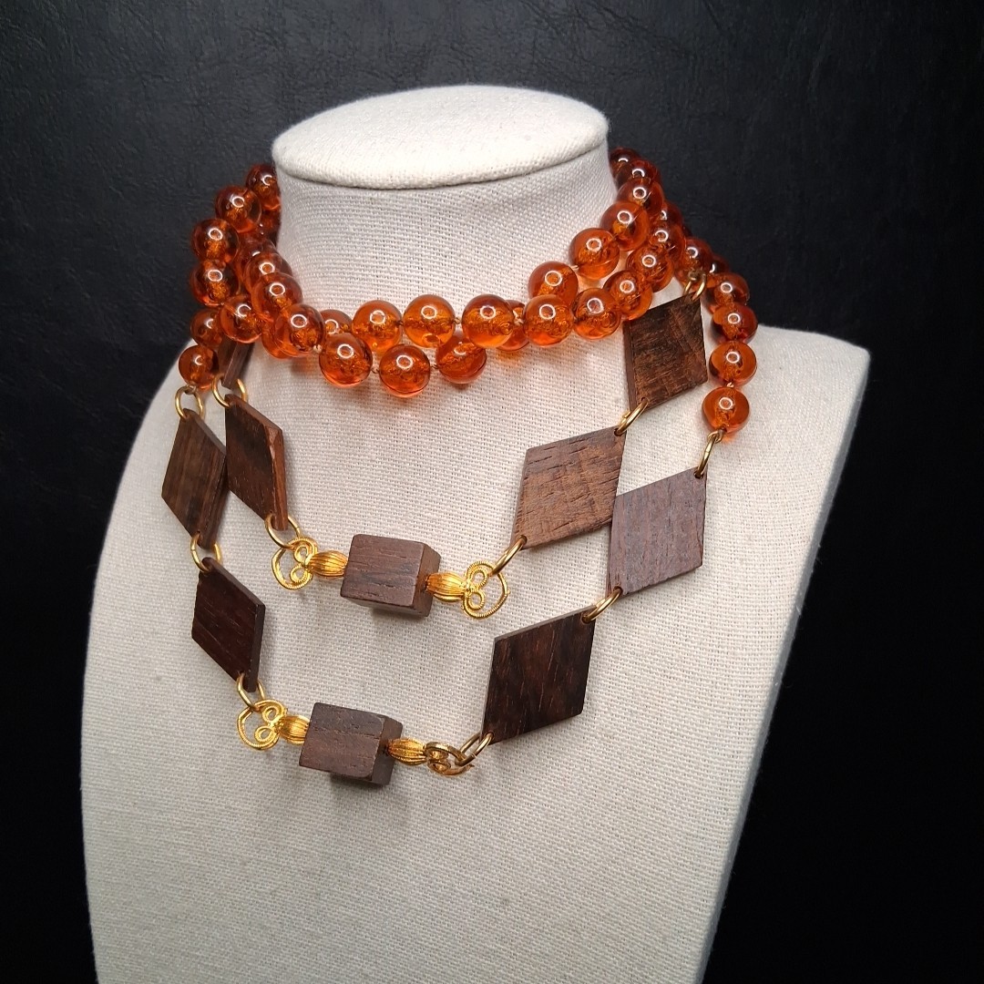 Vintage Faux Amber Lucite Beads And Wood Necklace Gold Tone. 15.515