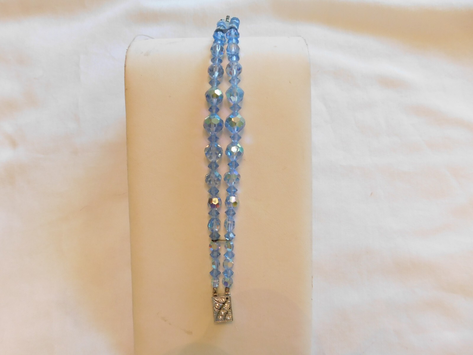 VINTAGE CRYSTAL GLASS LIGHT BLUE BRACELET VERY PRETTY