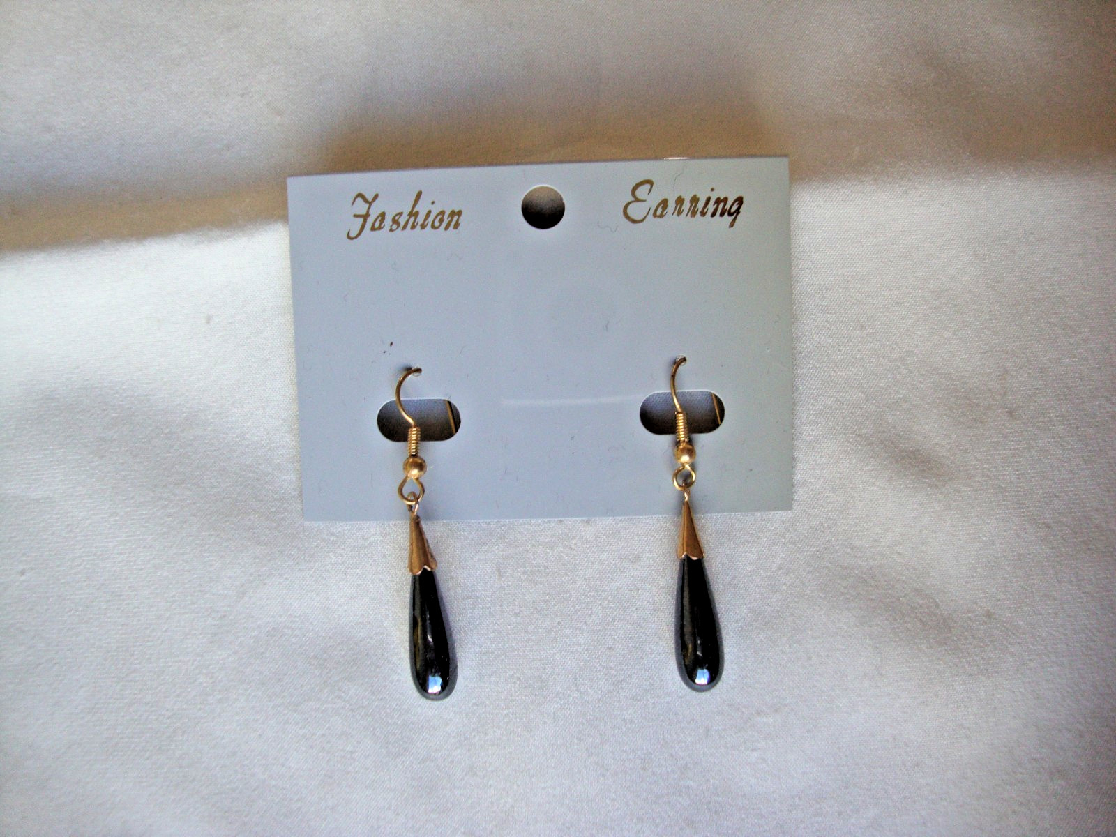 VINTAGE 1970s CLASSIC HEMATITE TEARDROP GOLD TONE HOOK DANGLE/DROP EARRINGS