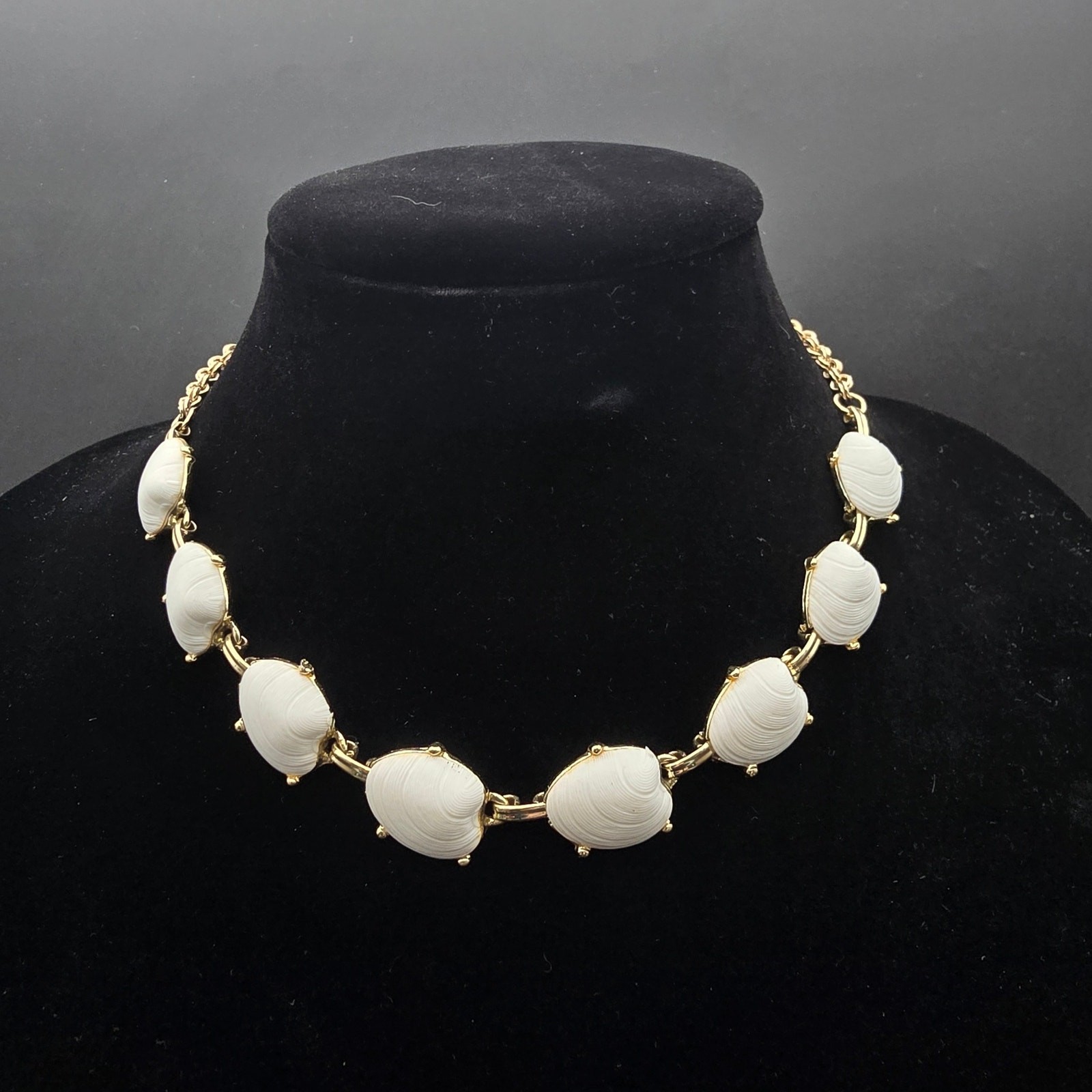 White Acrylic Sea Shell Collar Necklace Vintage Costume Jewelry Summer Beachy