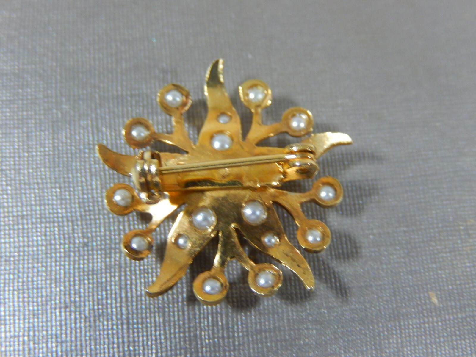 VICTORIAN REVIVAL VIVID GREEN RHINESTONESAND FAUX SEED PEARL LACE BROOCH PIN