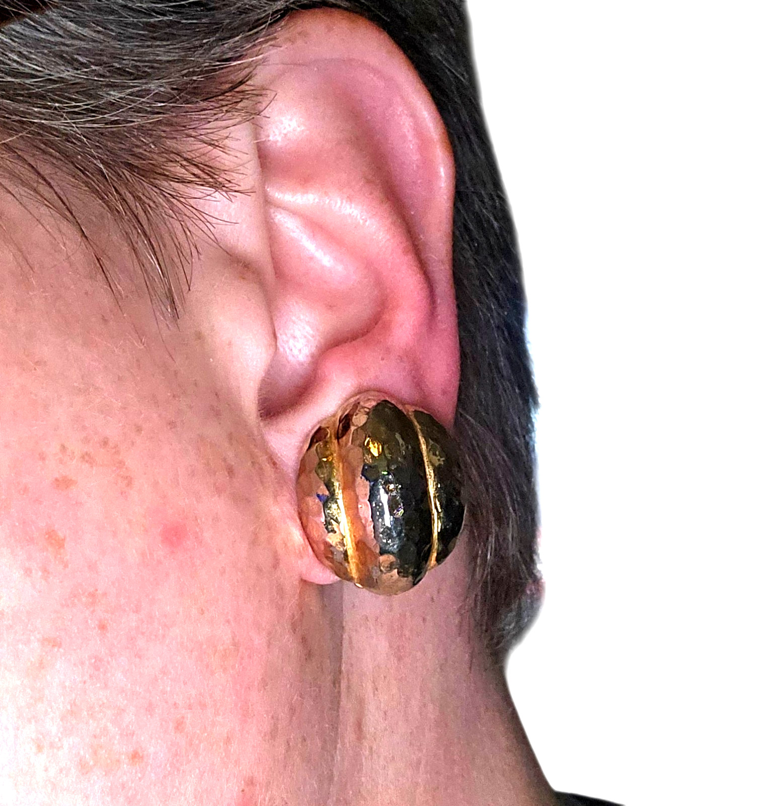 Gay Boyer Signed VTG 1980s Hammered Domed Gold Tone Clip On Earrings 0.75″X0.75″