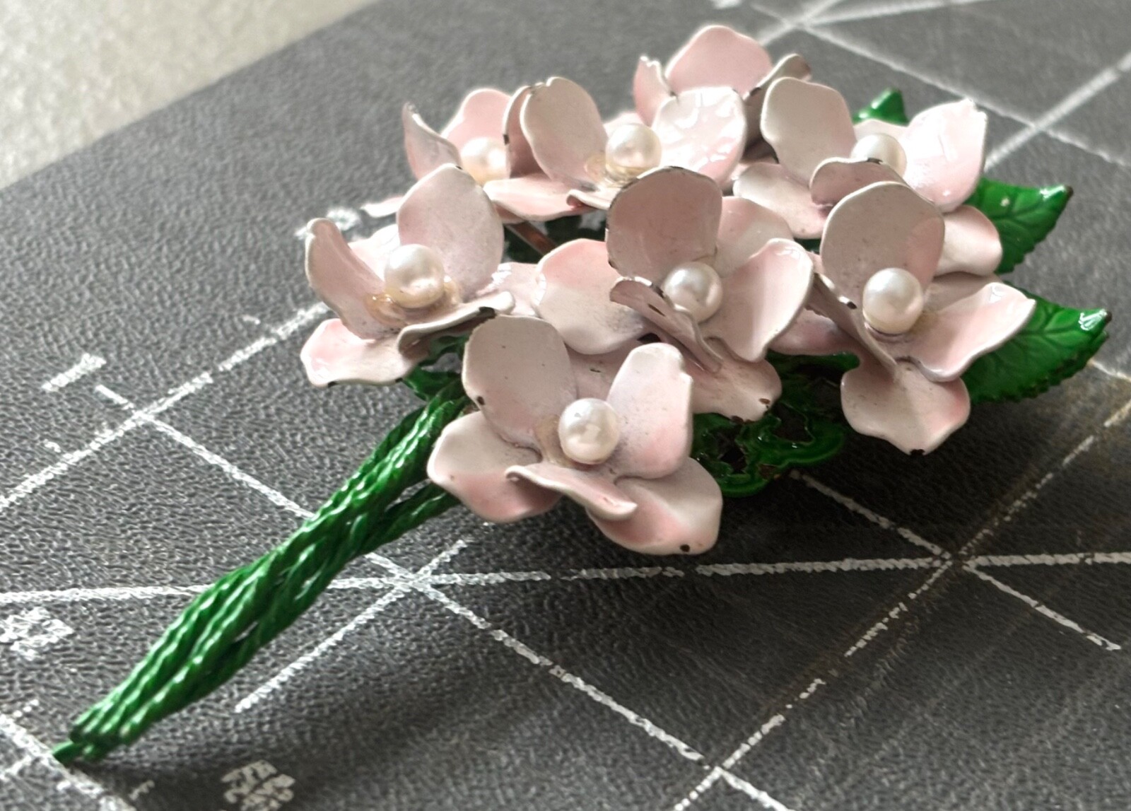 PRETTY PALE PINK VINTAGE METAL ENAMEL FLOWER PIN,BOUQUET STYLE BROOCH,SPRING🌸