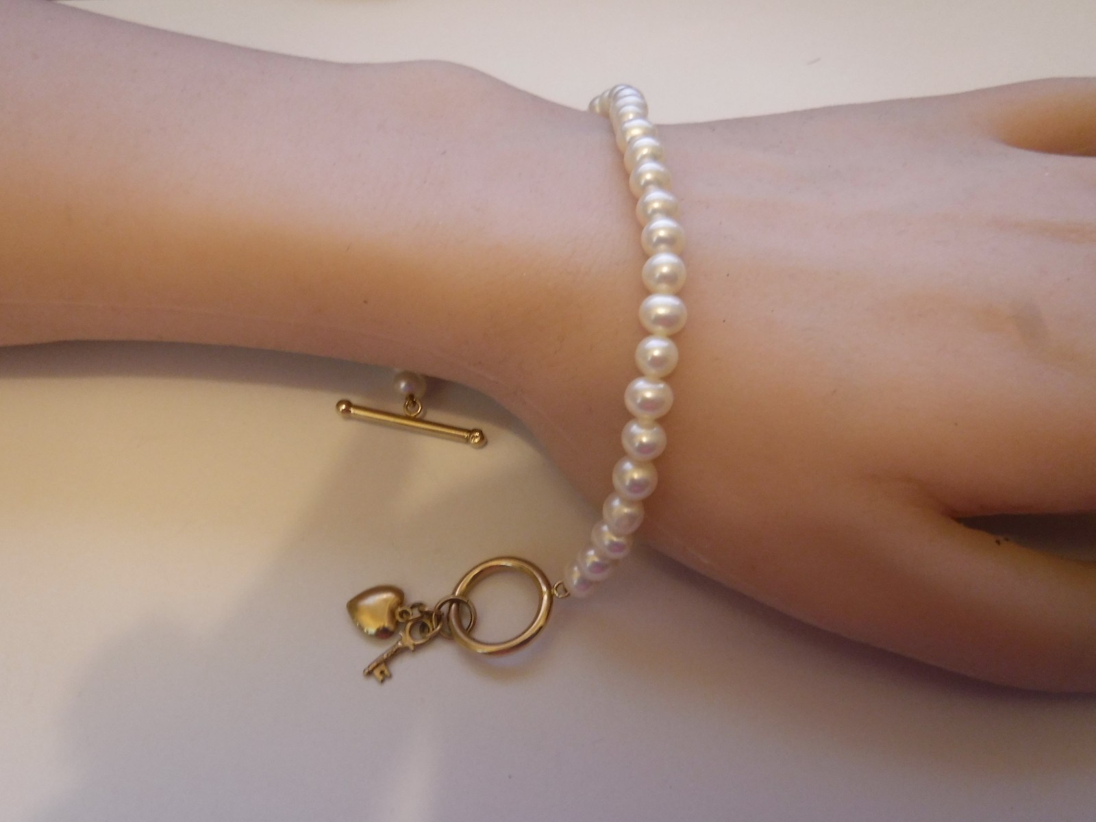 IWI 10 K Solid Gold 3 m/m Cultured Pearl Toggle Bracelet Key & Heart Charm 7.5″
