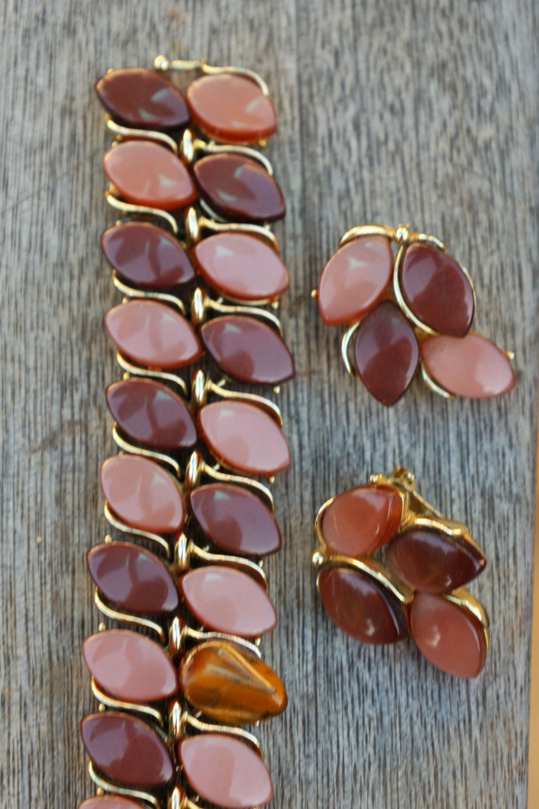 Lisner Thermoset Bracelet Earrings Set Brown Caramel Gold Tone Vintage 1950s