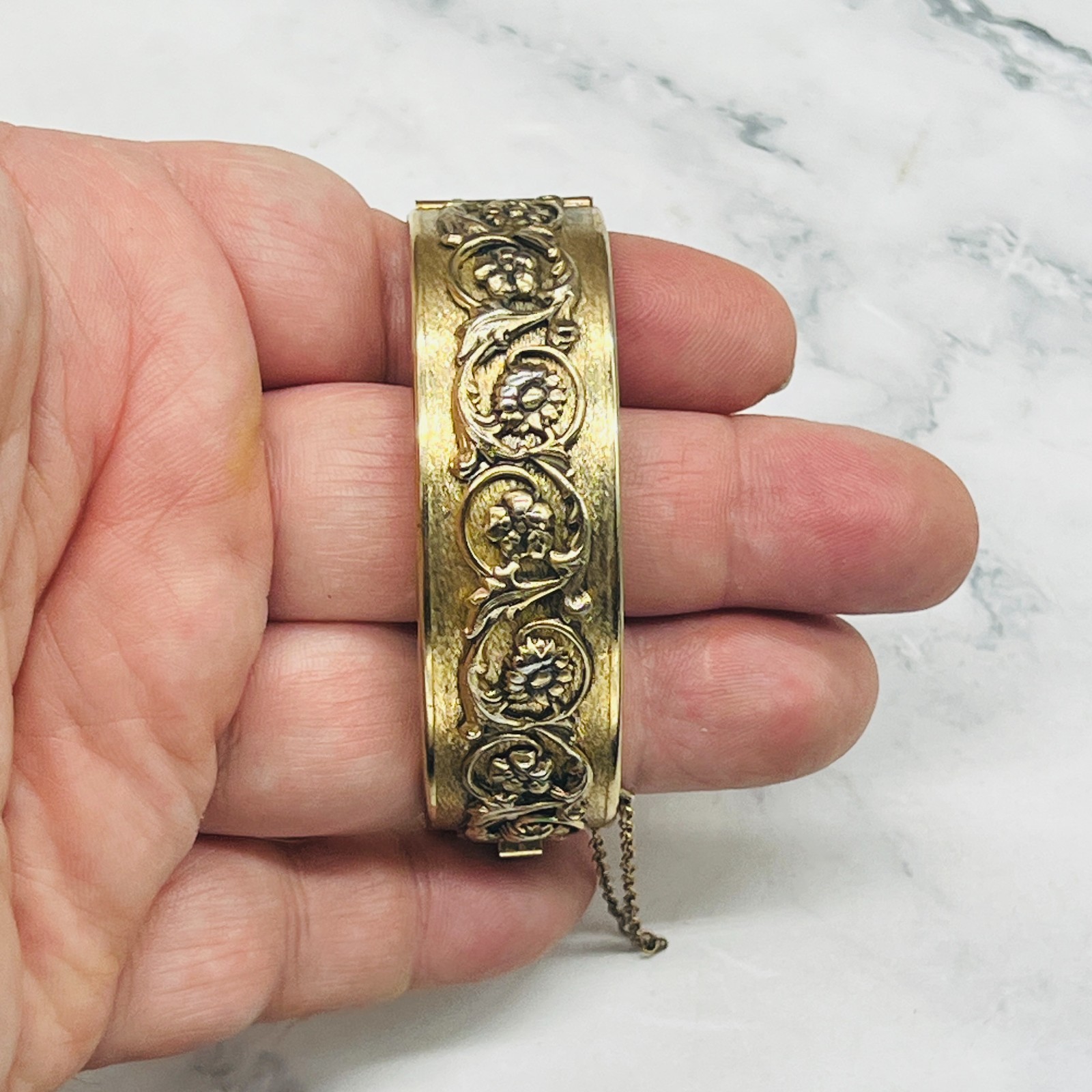 Vintage WHITING & DAVIS SWIRLED FLOWERS GOLD TONED HINGED 7″ BRACELET 1971