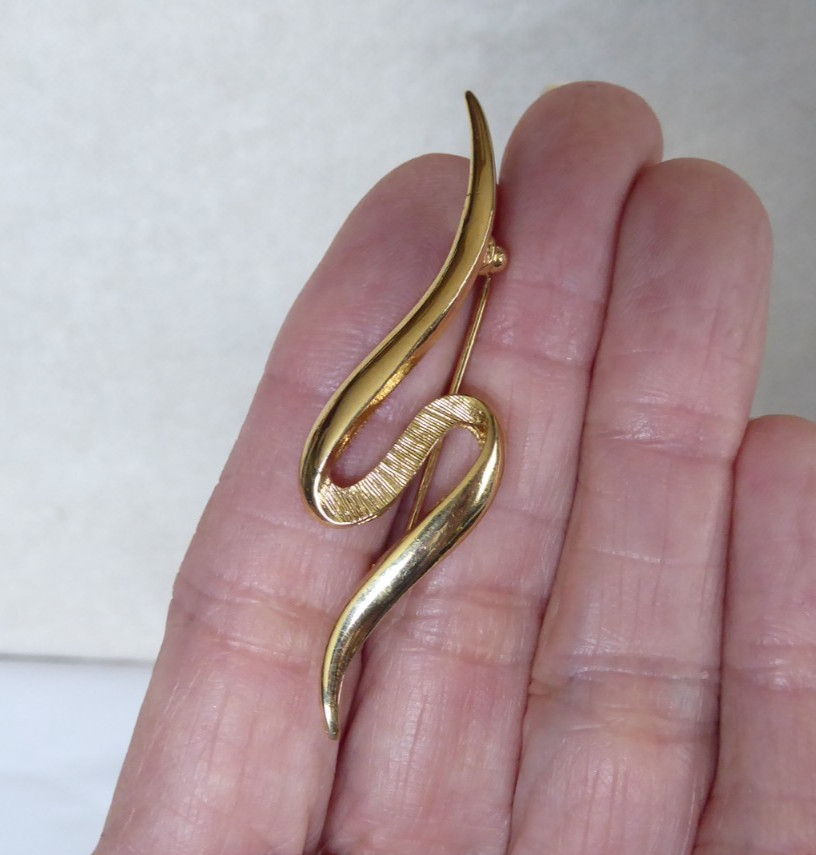 Vintage Gold Tone S RIBBON Brooch Pin Swoosh 2.25″ long Lapel Hat Good Condition