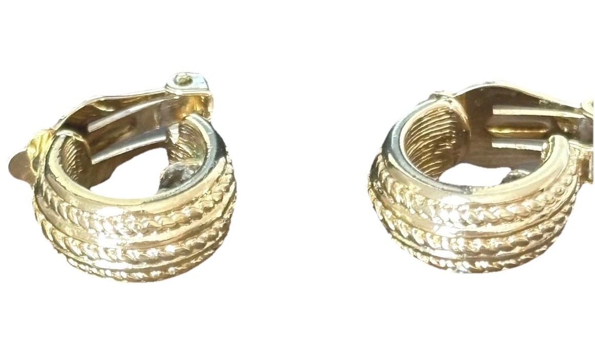 Vintage Gold Tone Hoop Earrings/ Measure About 1 In/ Very Good Used Condition
