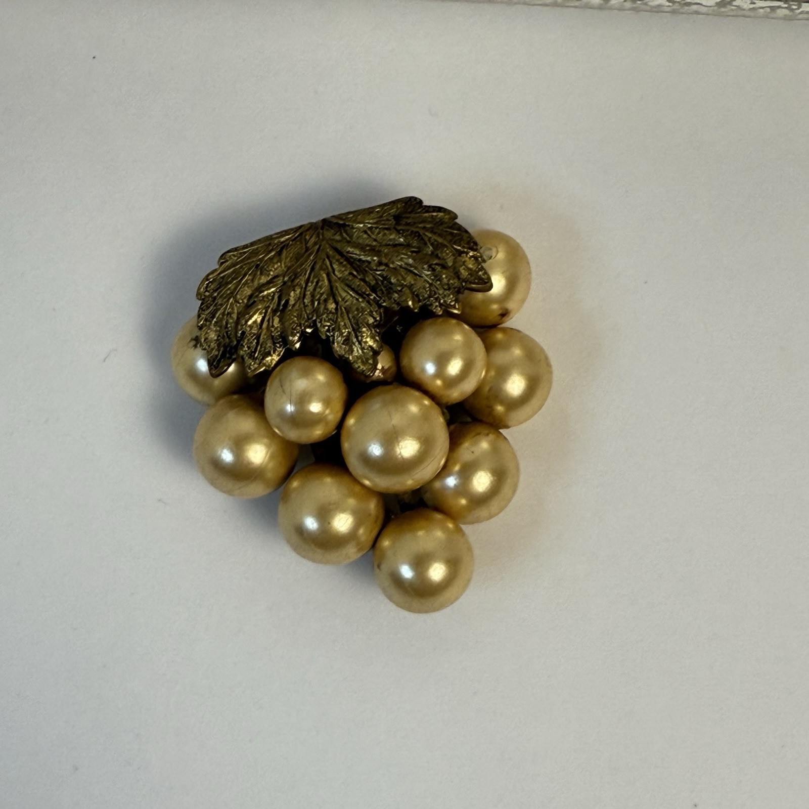 Vintage Gold Tone Bunch Of Grapes Dress Scarf Clip Collectible 2in 0092