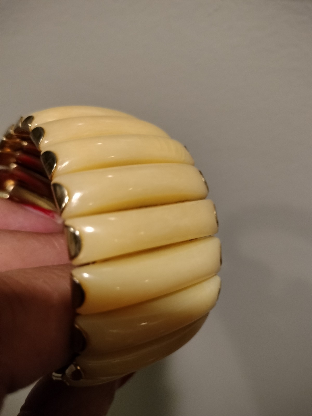 VINTAGE ESTATE SIGNED HONG KONG EXPANDABLE Lucite BRACELET. Creme + Gold Tone