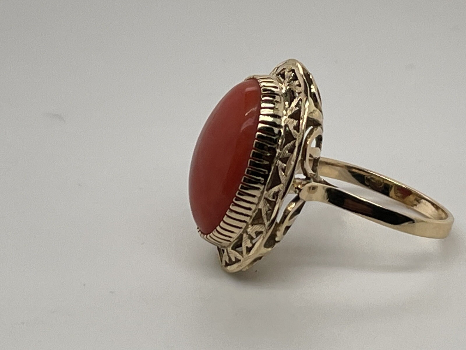 Vintage 18k Yellow Gold 17.5mm by 12mm Oval Coral Filigree Ring, Size 7 – 7.2 Gr