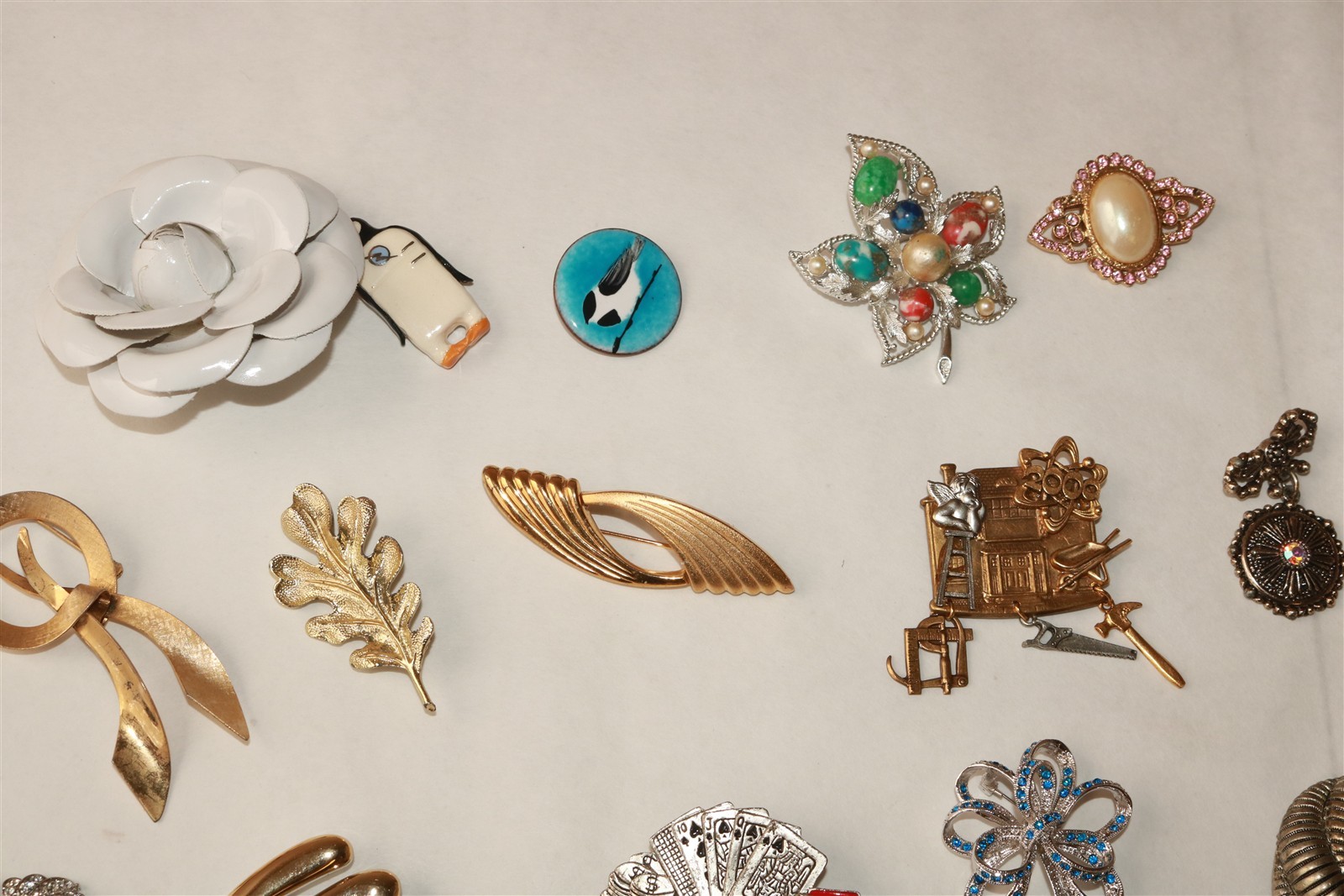 LOT OF 20 DIFFERENT VINTAGE TO MODERN BROOCHES PINS – Lot #1