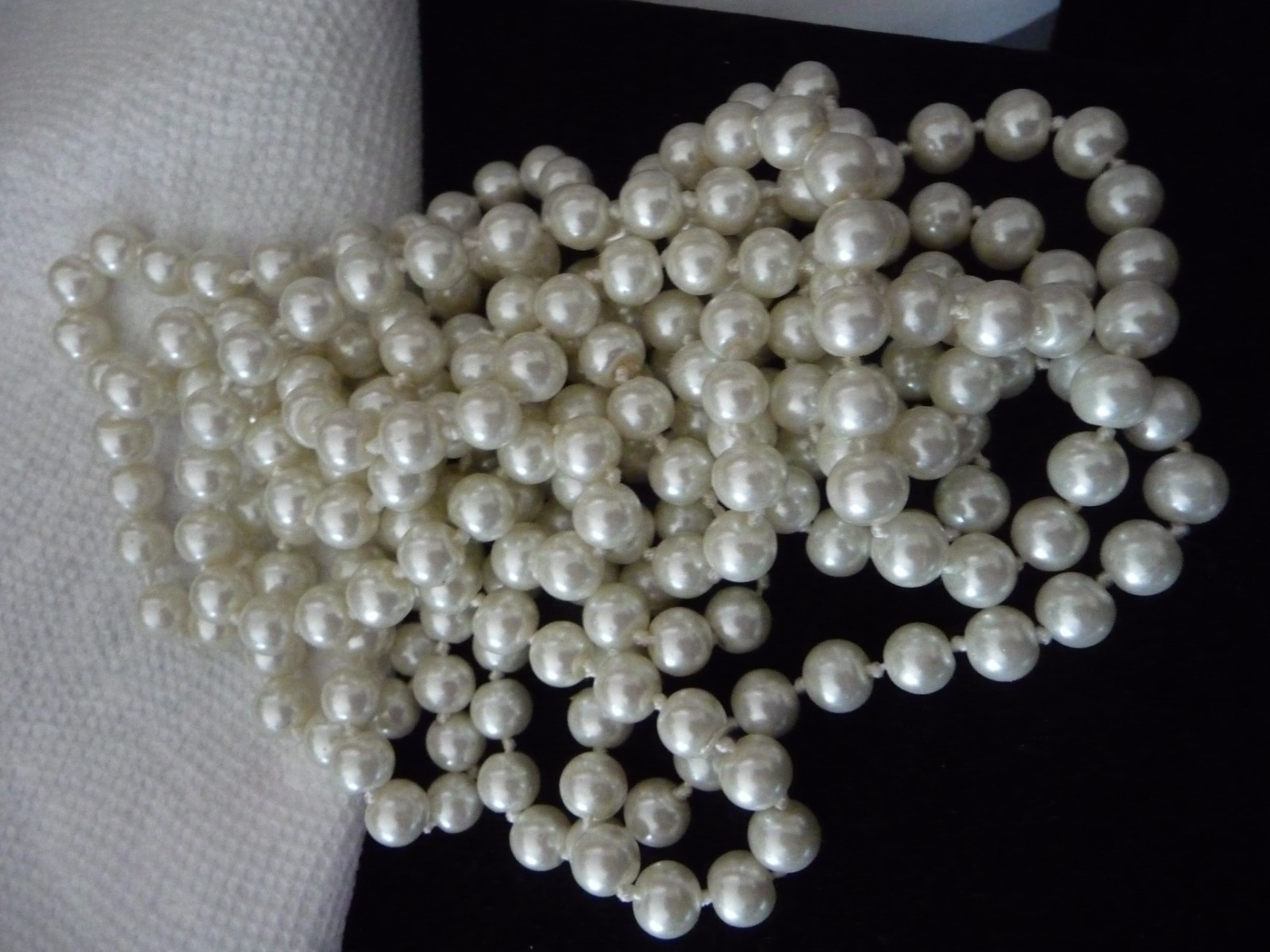 FLAPPER 42””L FAUX PEARLS HAND KNOTTED NO CLASP STATEMENT NECKLACE #31/4
