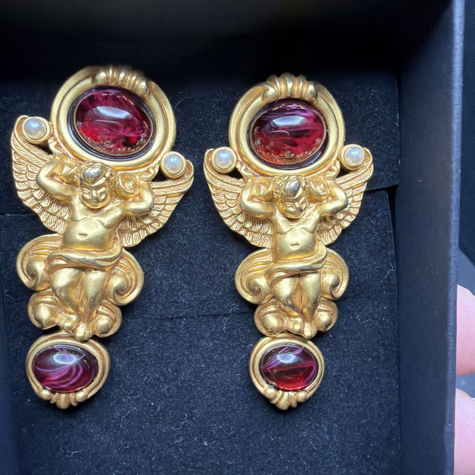 VTG ELIZABETH TAYLOR COLLECTION GILDED AGE CHERUB ANGEL DROP CLIP EARRINGS AVON