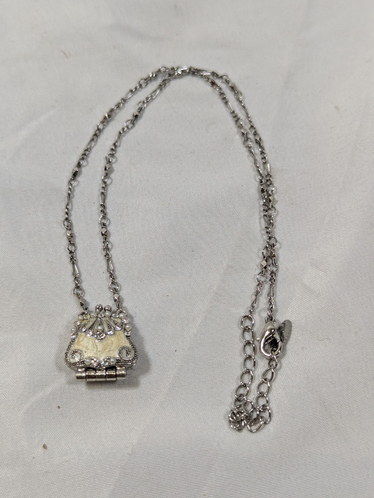 VOLM Brand Silver Colored White Cream & Purse Shaped Stash Pendant Necklace KEA1
