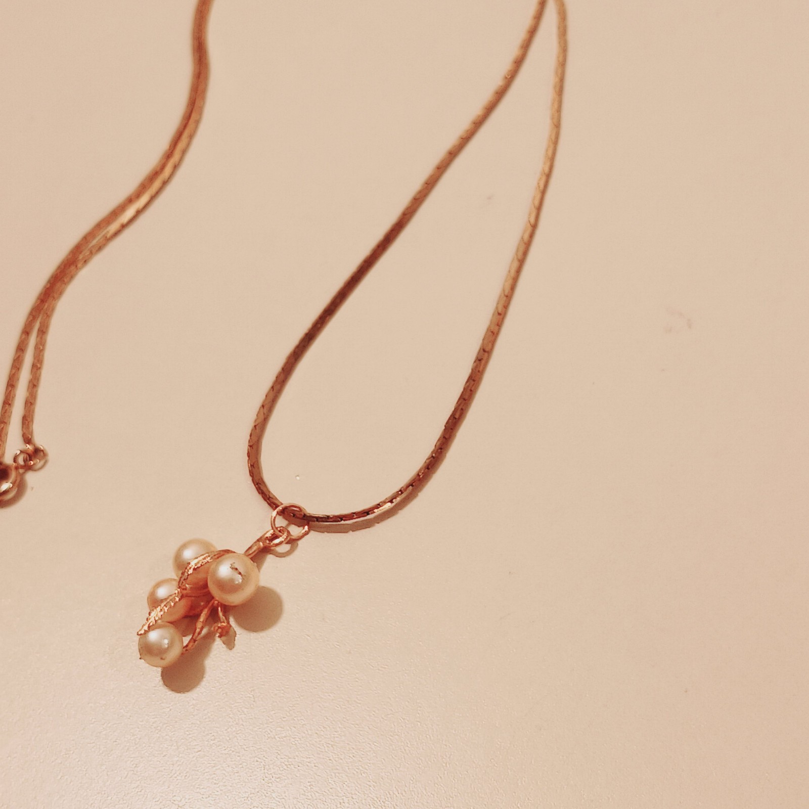 Gold Tone Pearl Cluster Flower Pendant Necklace 23.5″ Smooth Chain