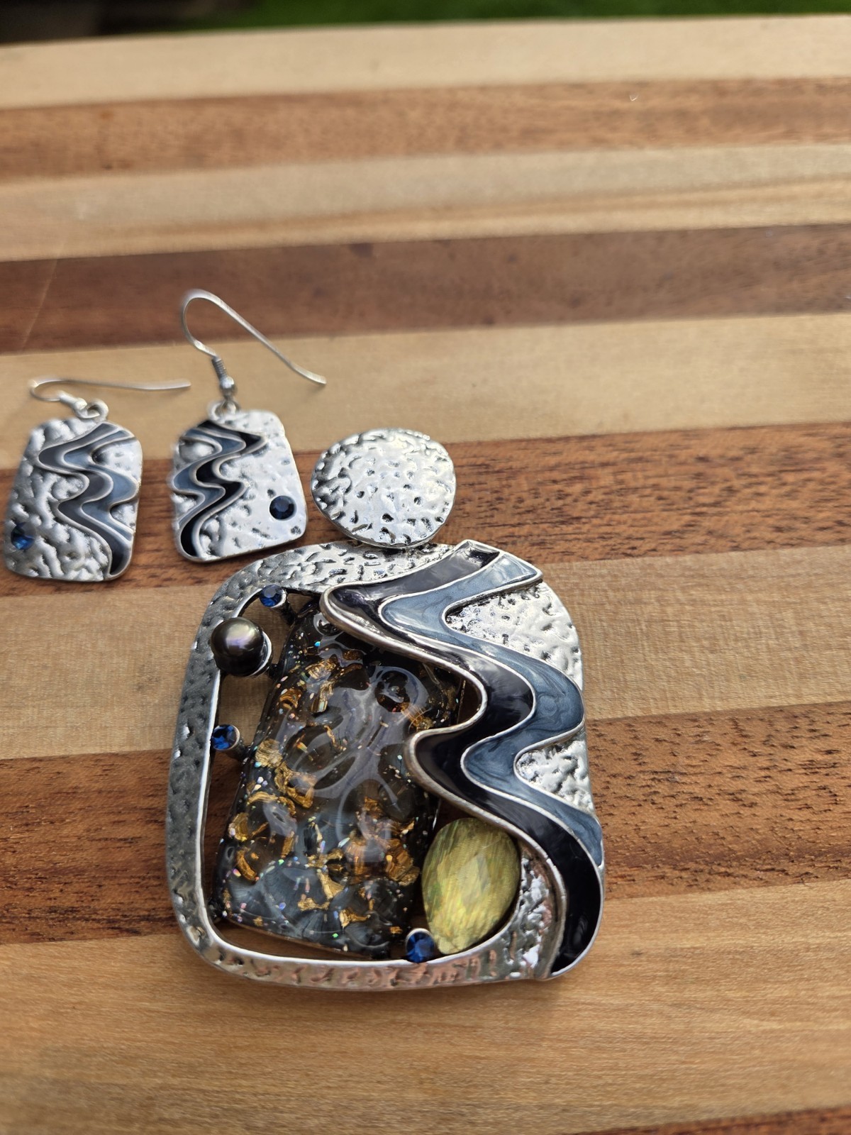 Vintage Faux Gripoix Art Resin Enamel Hammered Metal Pendant & Earrings Necklace