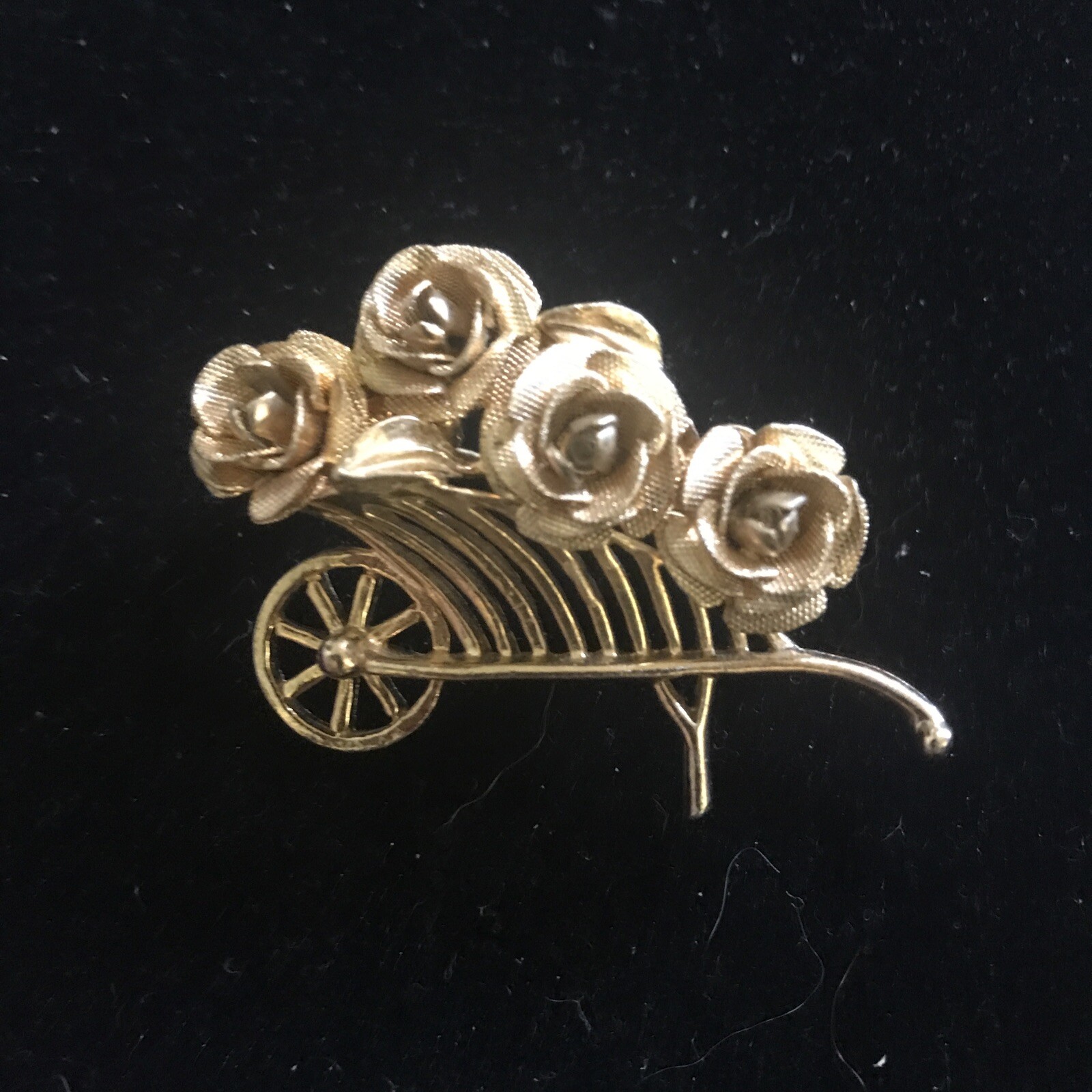 Vintage Brooks Gold Tone Wheelbarrow Flower Cart Brooch Pin Roses 1960s Signed