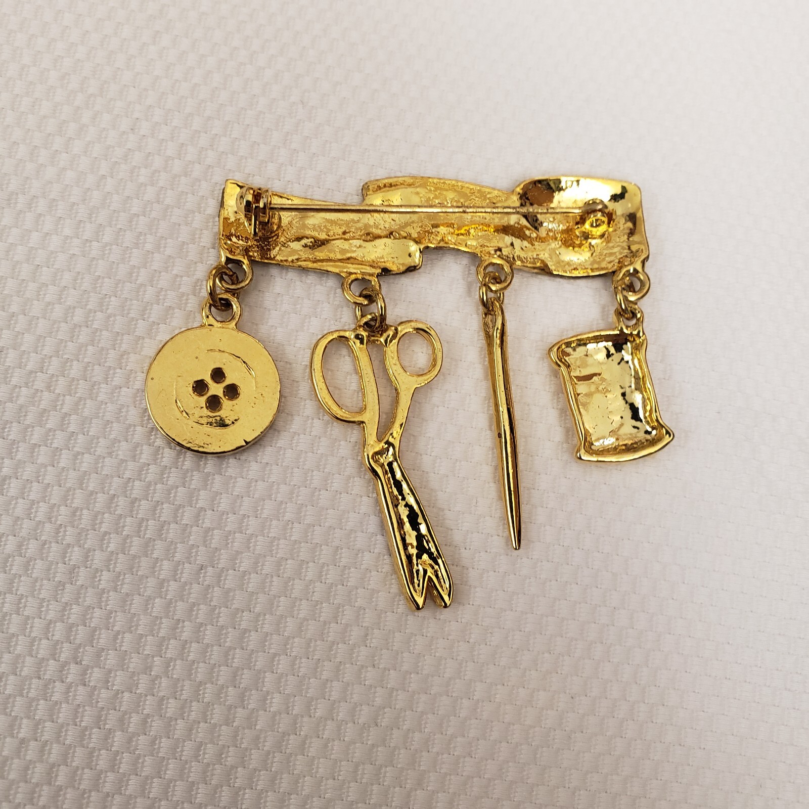 Sewing Tools Gold Tone Vintage Brooch Jewelry Measuring Tape Needle Scissors ++