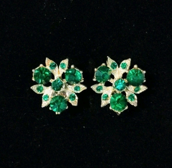 Vintage Gorgeous Vivid Emerald Green Rhinestone Silver Tone Screw Back Earrings