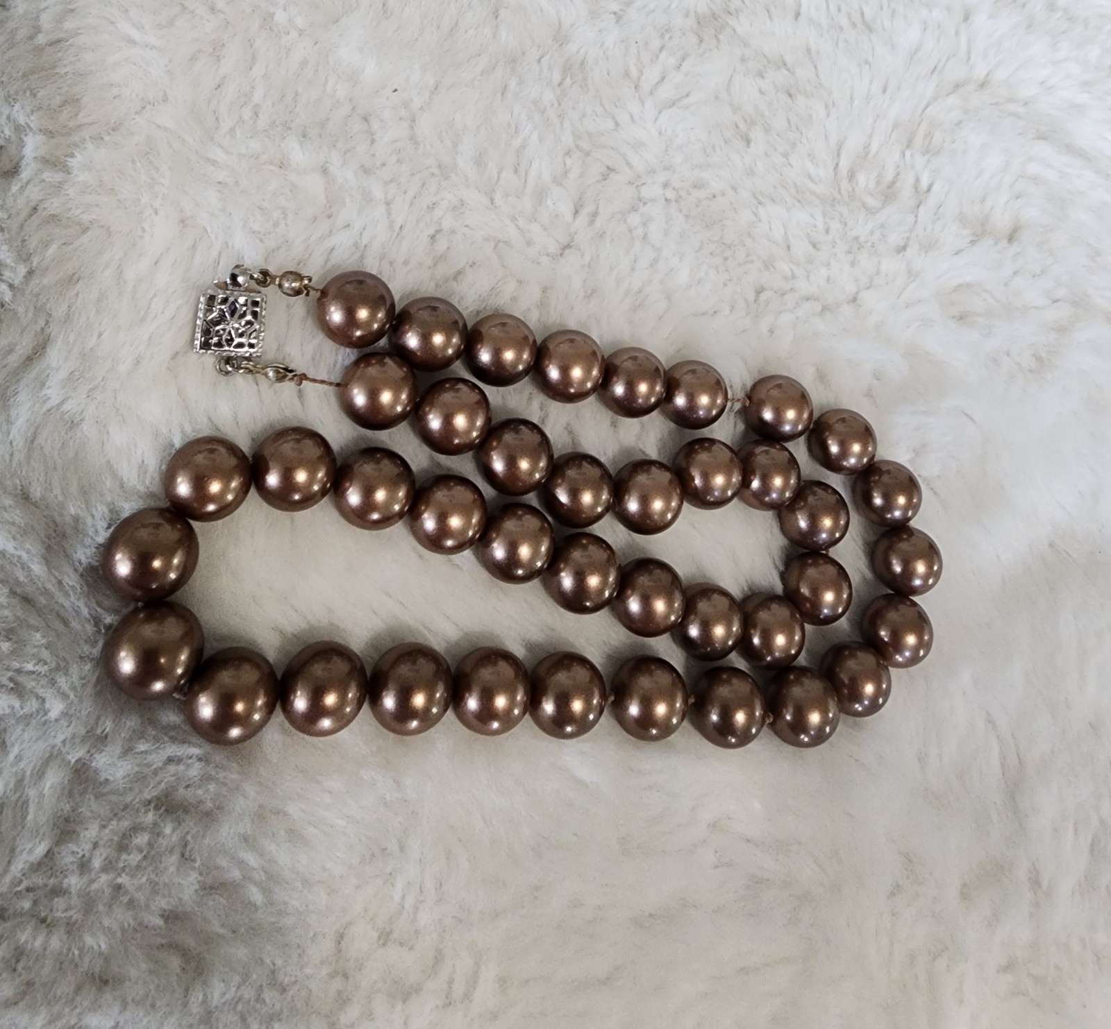 Vintage faux pearl necklace in a bronze tone with a 925 silver clasp. 45 cm long