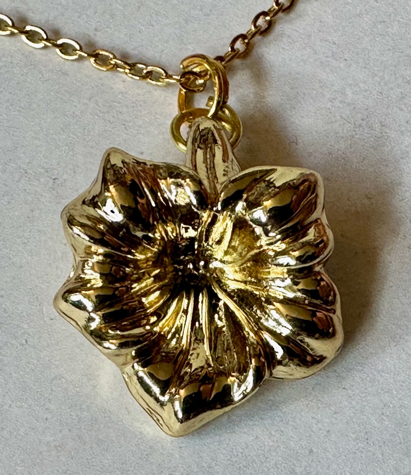 Vintage JEWELRY SET flower gold tone plastic charm 1″ necklace l8″ GP & EARRING