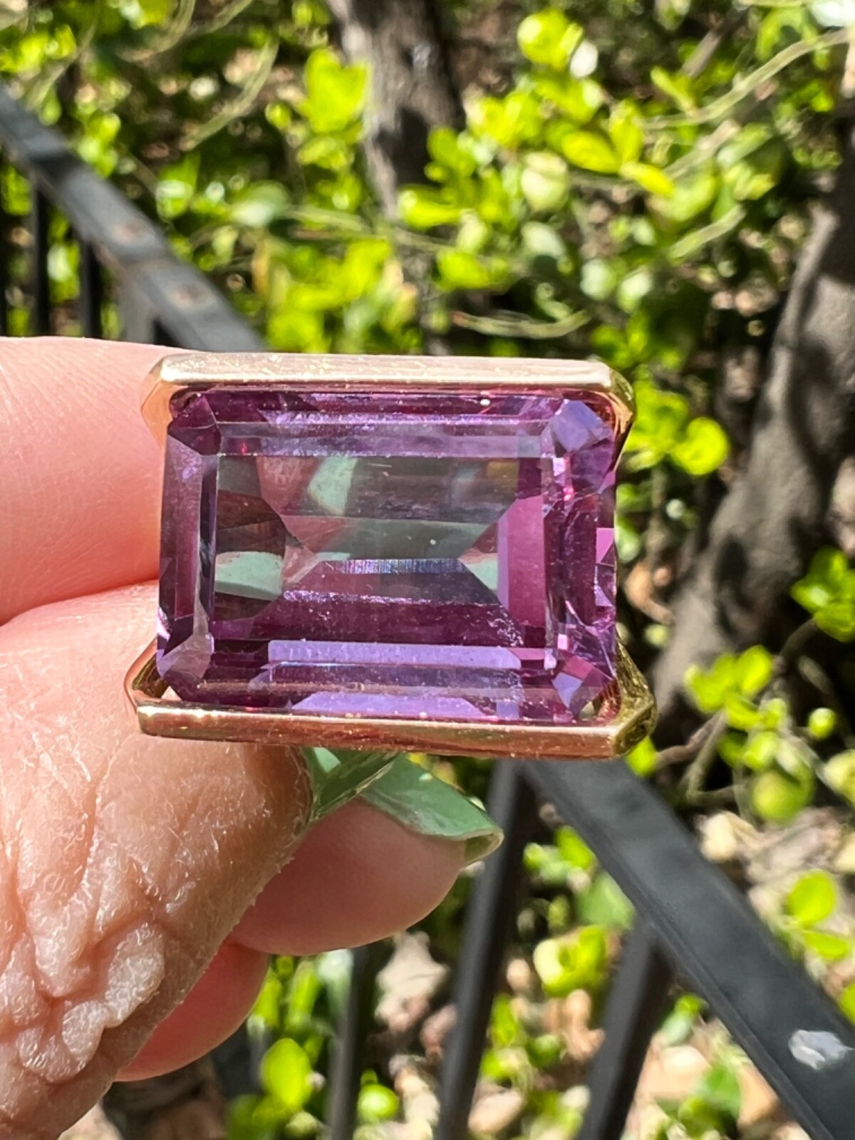 VINTAGE 14K GOLD HUGE EAST WEST TENSION SET PURPLE COLOR CHANGE SAPPHIRE RING