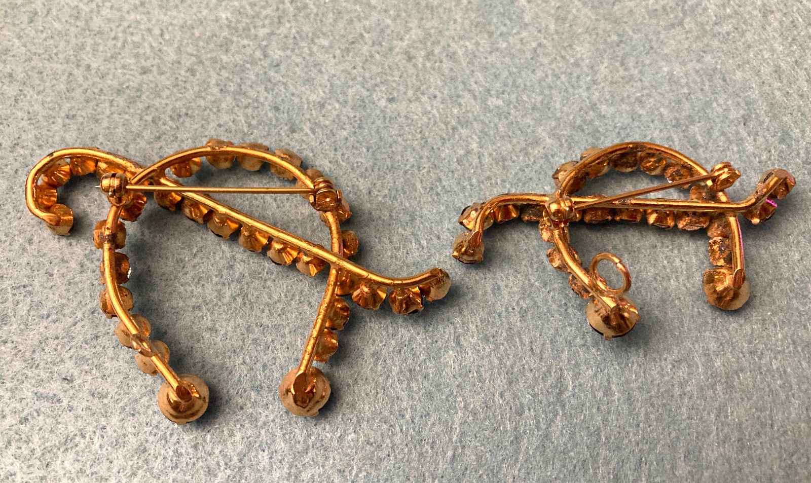 VINTAGE PAIR OF GOLD TONE RHINESTONE BROOCHES WITH BROWN AND CLEAR STONES