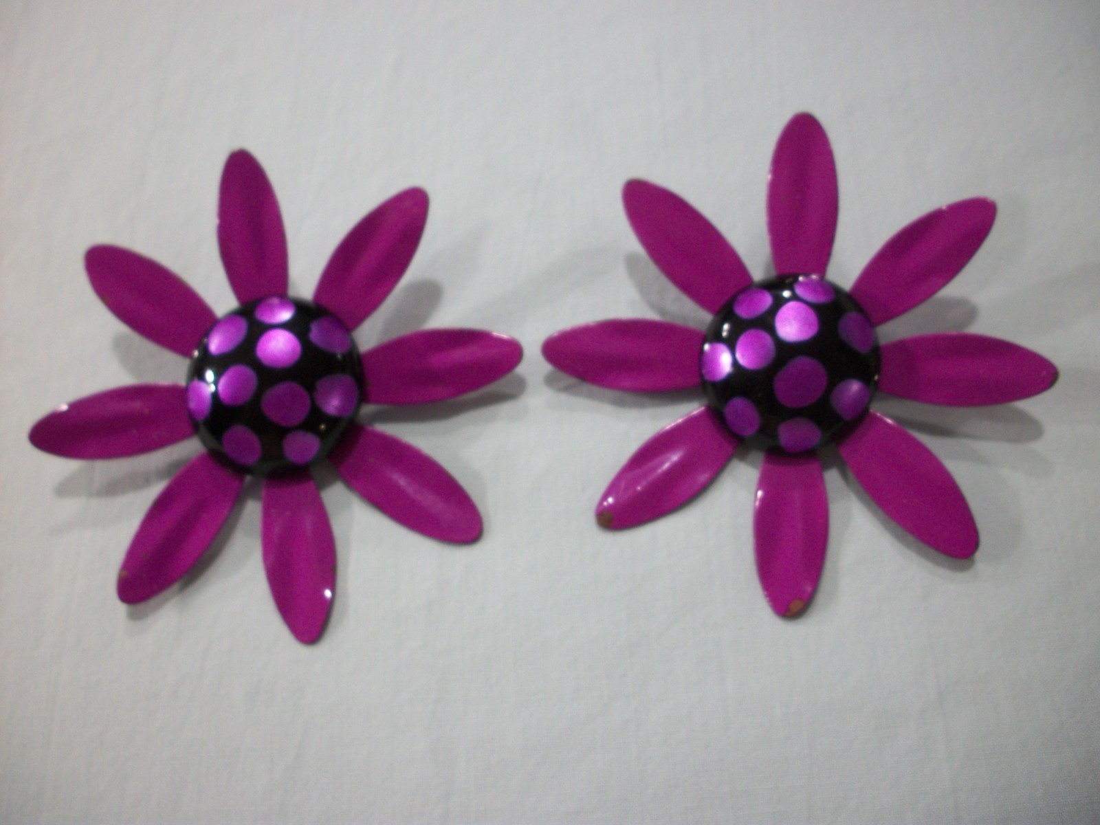 VTG MeTaL ENaMeL ***HUGE EYE POPPiNG PURPLE/BLACK/POLKA DOT*** DAiSy EaRRiNgS