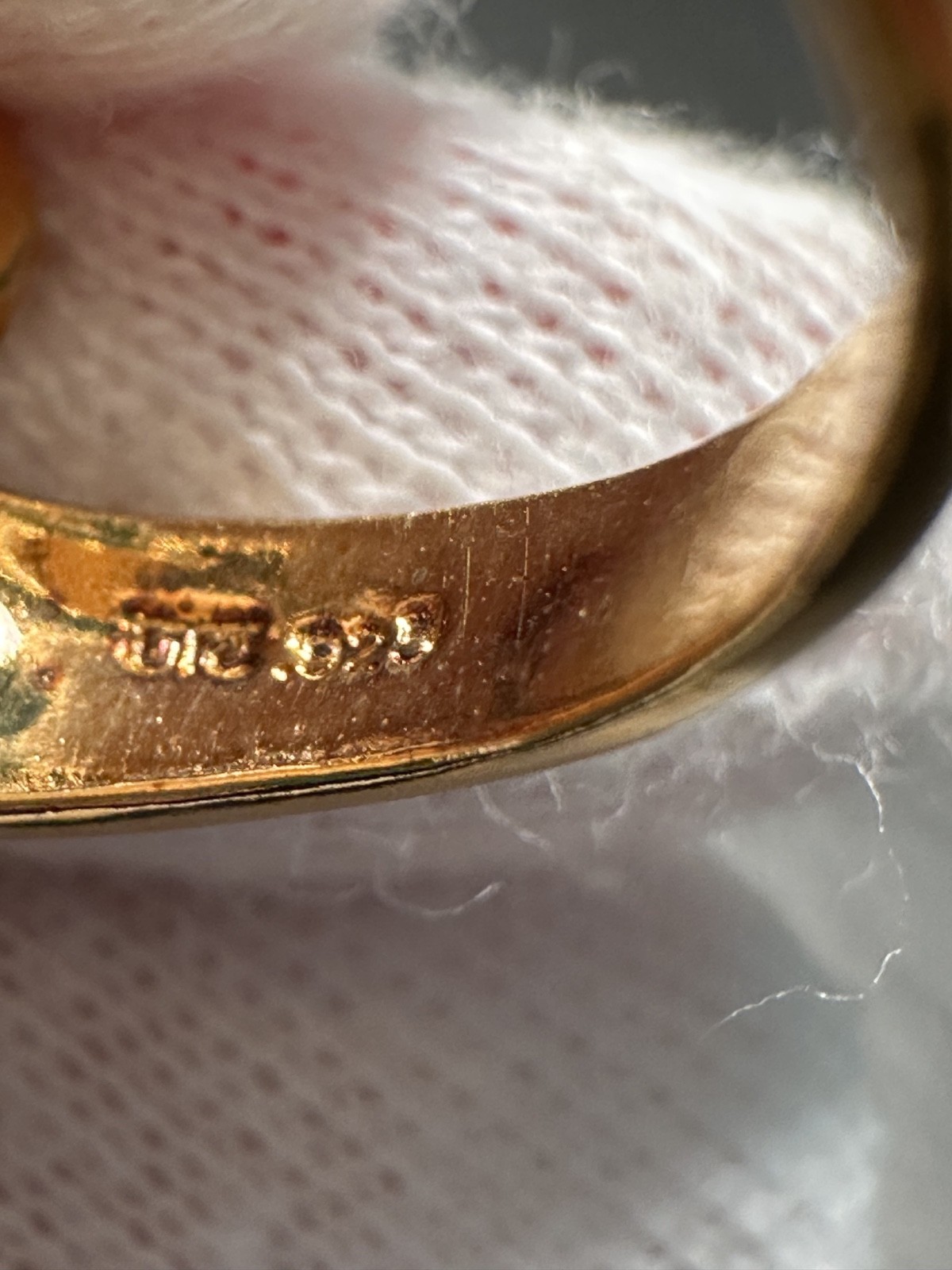 GOLD TONE & OVAL RED ACCENT SCROLL RING SIZE 7.5 H620