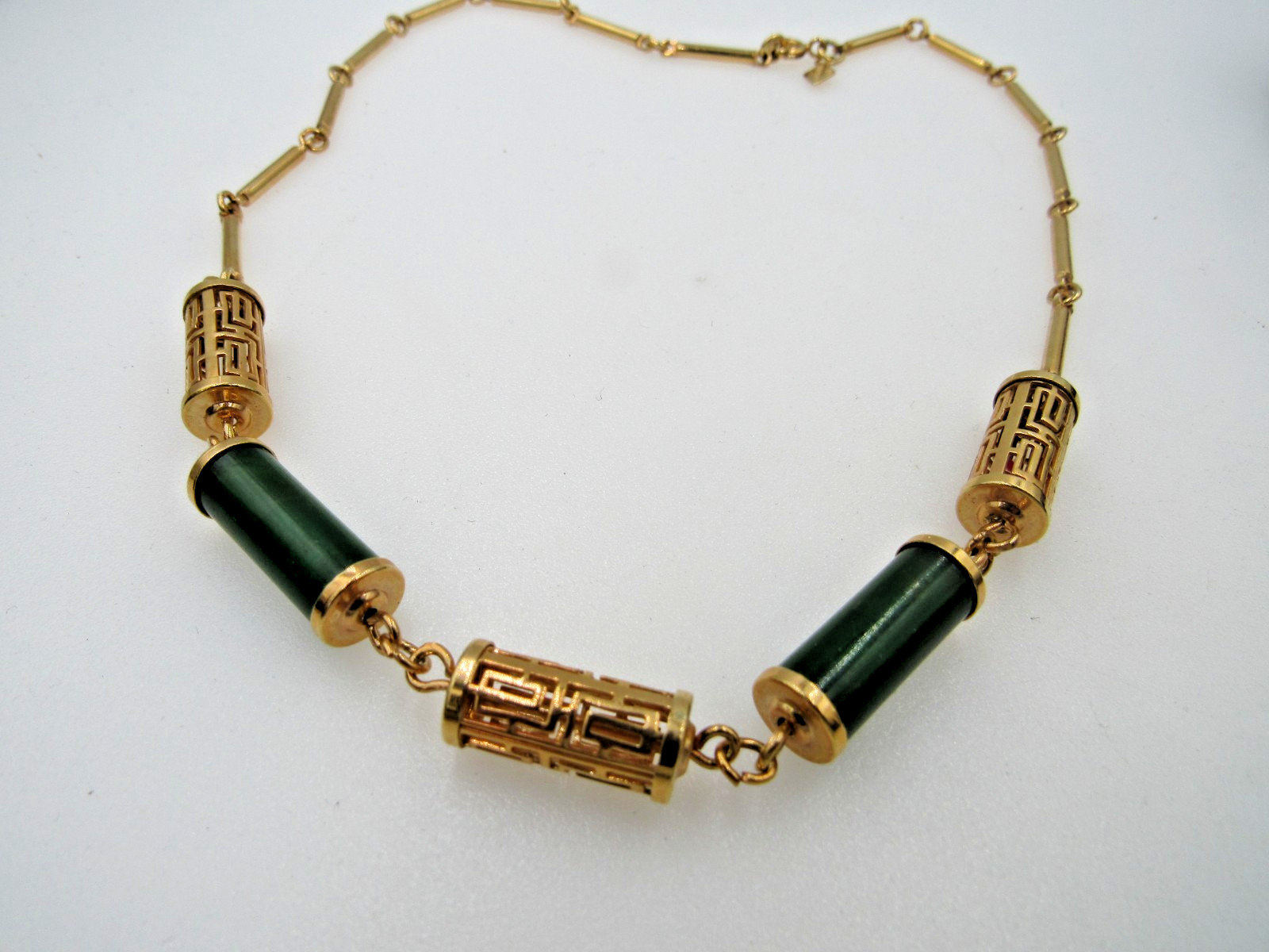 1978 Sarah Coventry Oriental Lanterns Faux Jade Gold Tone Filigree 17″ Necklace