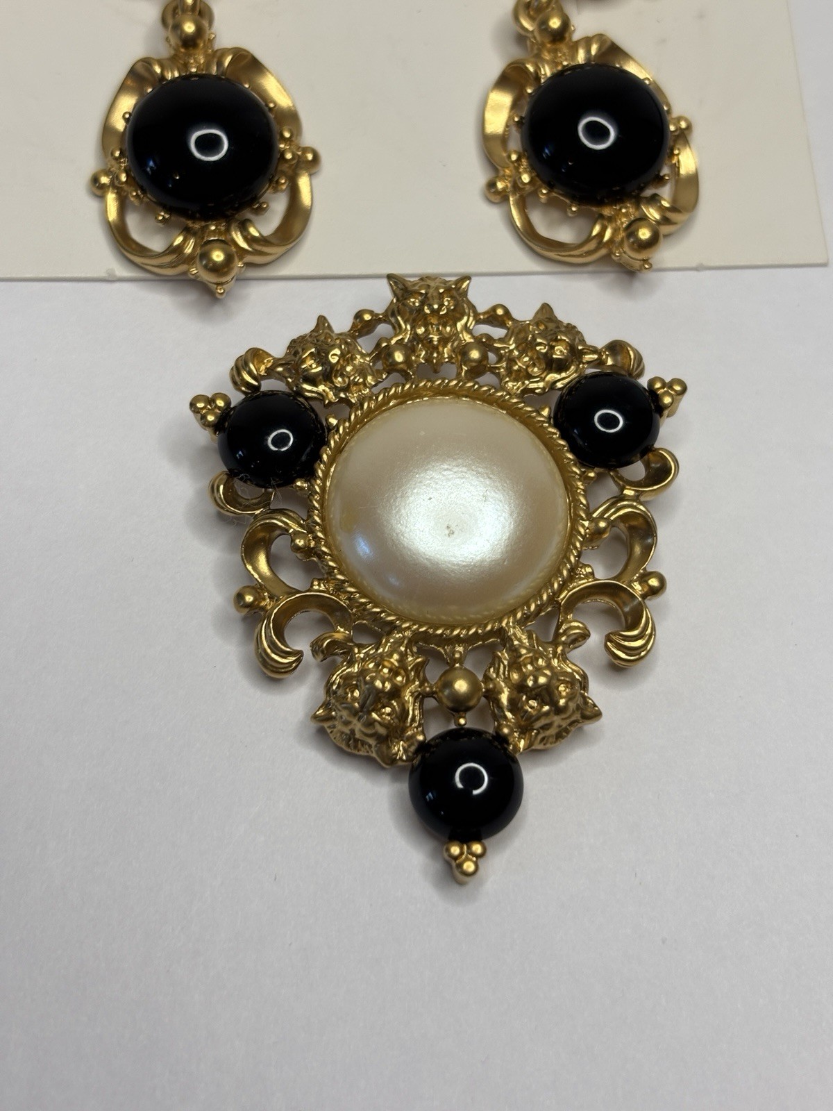 RARE Avon Vintage Gold Tone Lion Heads White / Black Cabochons Brooch & Earrings