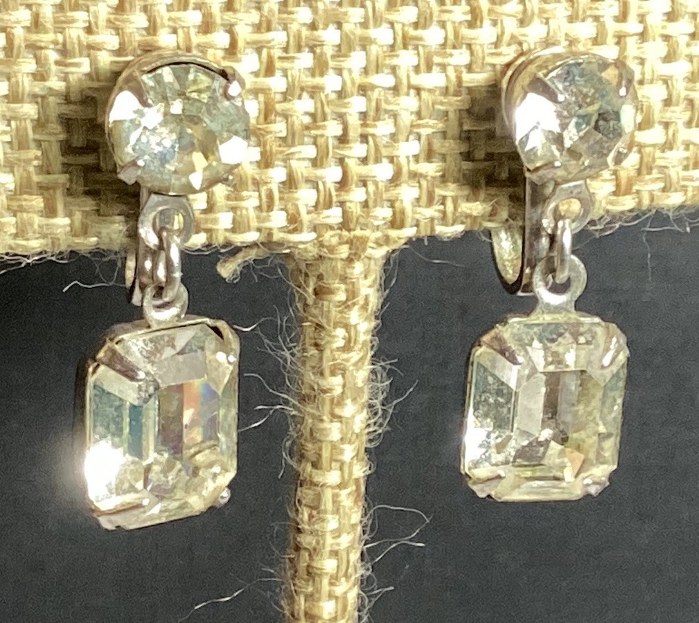 VTG PAIR OF CLEAR DROP-DANGLE RHINESTONE SCREWBACK EARRINGS GORGEOUS SILVERTONE