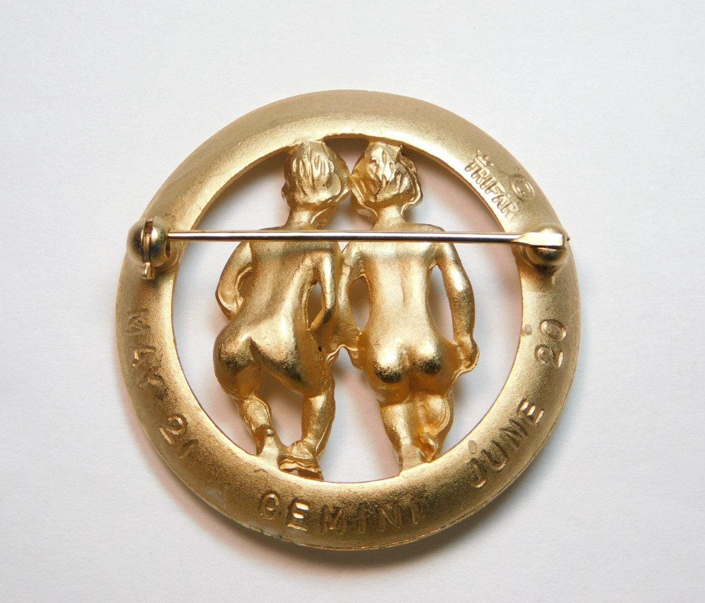 VINTAGE CROWN TRIFARI ZODIAC GEMINI GOLD TONE BROOCH MAY 21 – JUNE 20 ✨