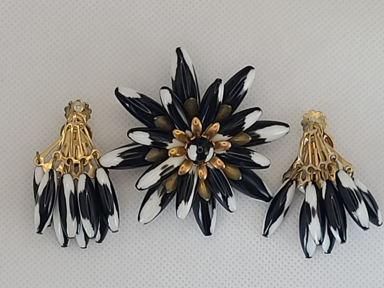 Vintage Trifari Look Unbraned Black and White Clip on Earring & Matching Brooch