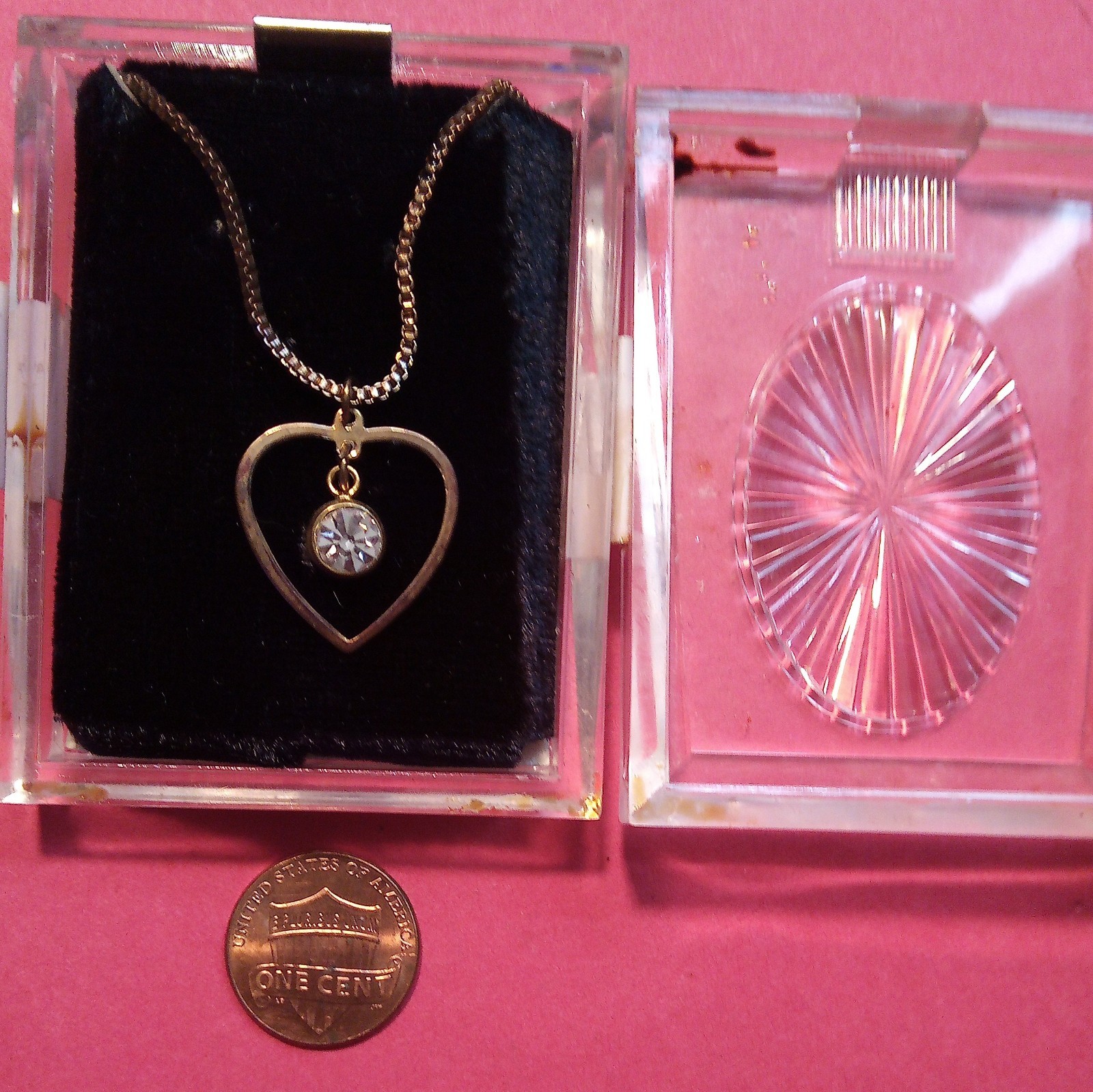 Vintage Women’s Costume Jewelry Gold-Toned Heart Shaped Necklace With Gem Stone