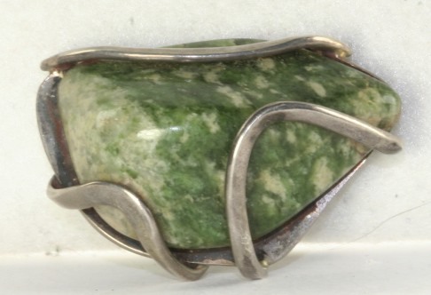 VTG 1950’S MID CENTURY MODERNIST HAND WROUGHT STERLING SILVER JADE PIN BY POST