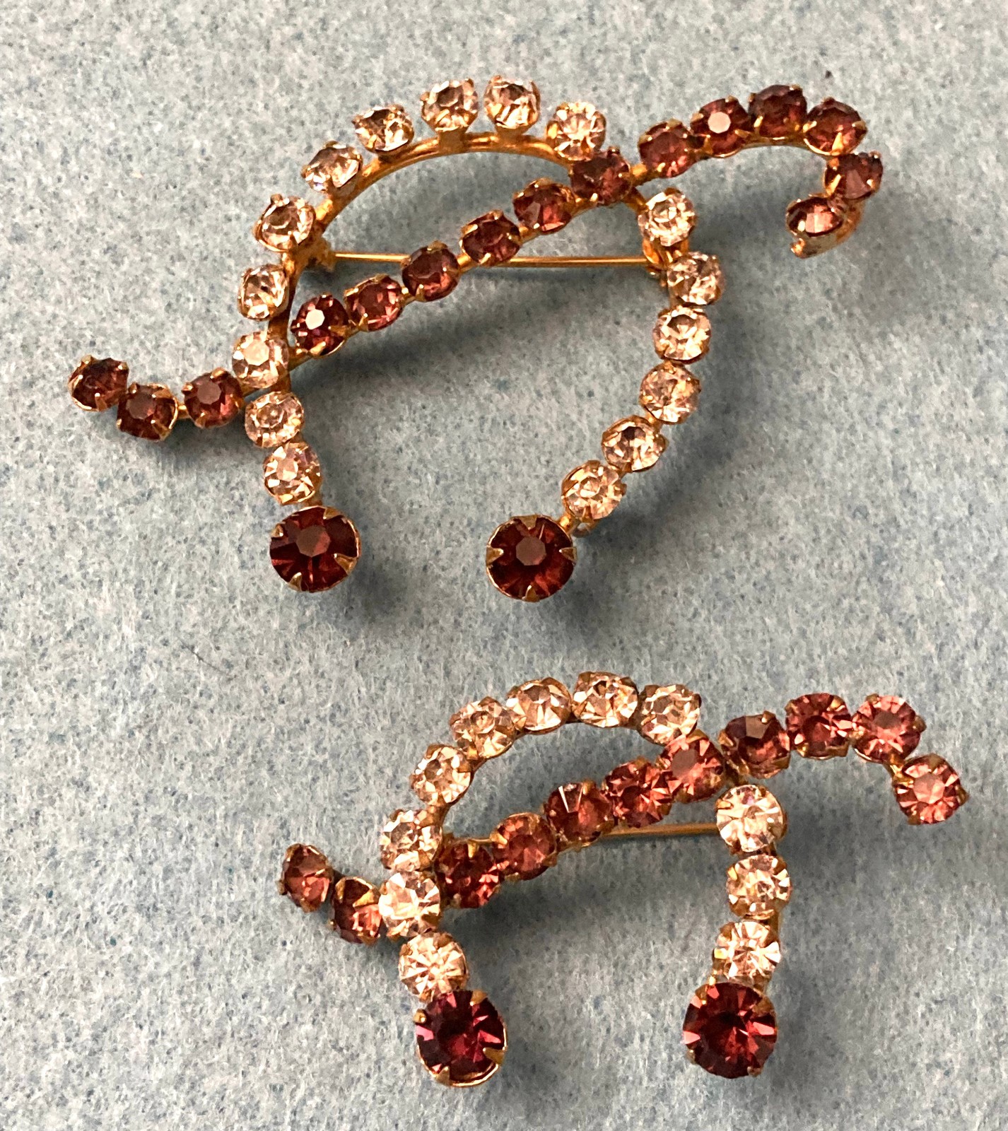 VINTAGE PAIR OF GOLD TONE RHINESTONE BROOCHES WITH BROWN AND CLEAR STONES