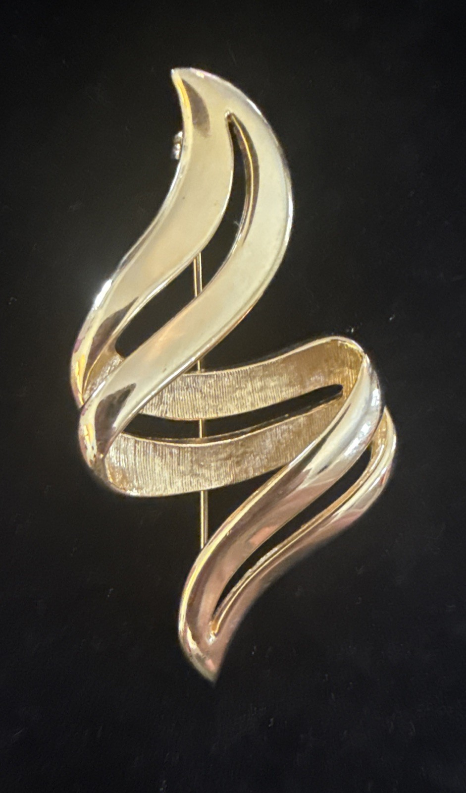 Vintage 1980’s Gold Tone Double Swirl Ribbon Brooch Pin 3” Statement Modernist
