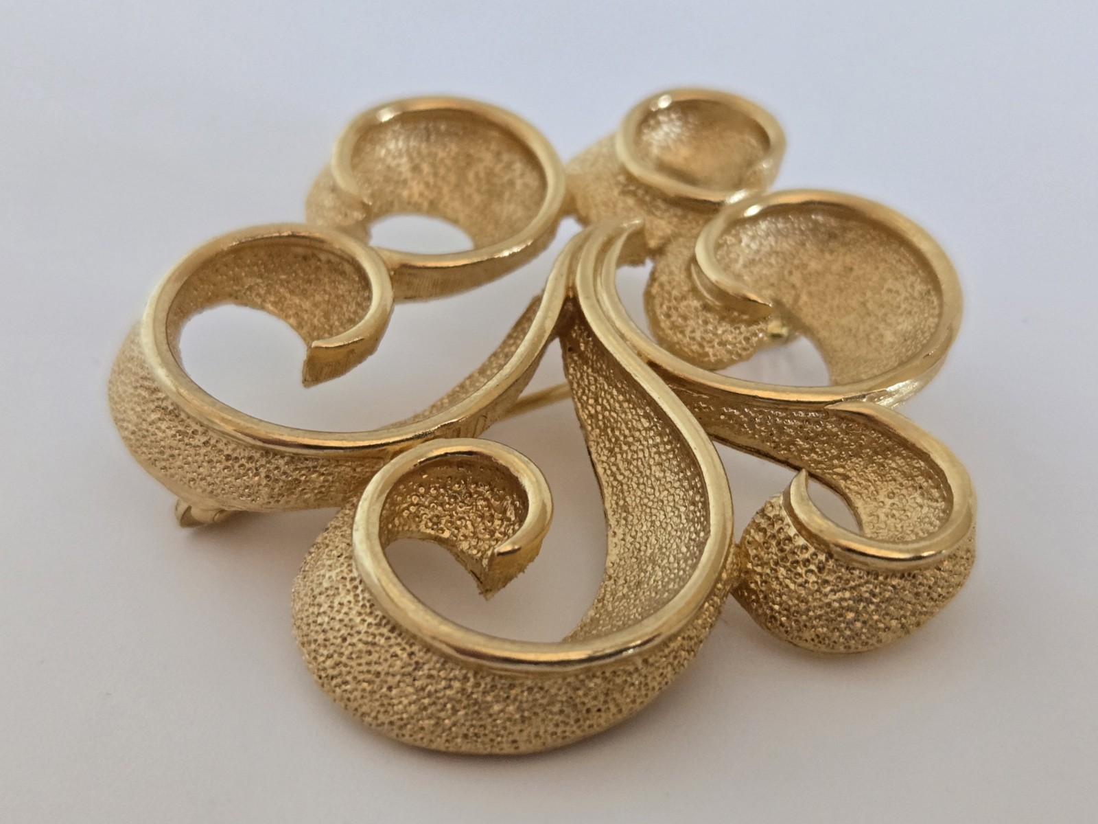 Vintage Crown Trifari Gold Plated Swirl Ribbon Design Brooch 1 3/4″