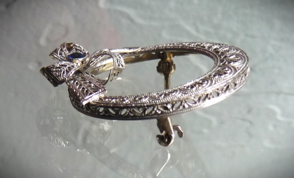 EXQUISITE ANTIQUE CIRCA 1920 14K WHITE GOLD SAPPHIRE BOW FILIGREE PIN BROOCH!