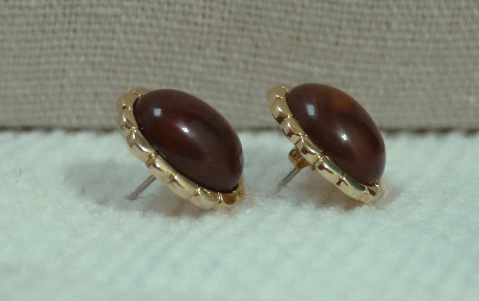 Unsigned Vintage Avon Turtle Bay Pierced Earrings