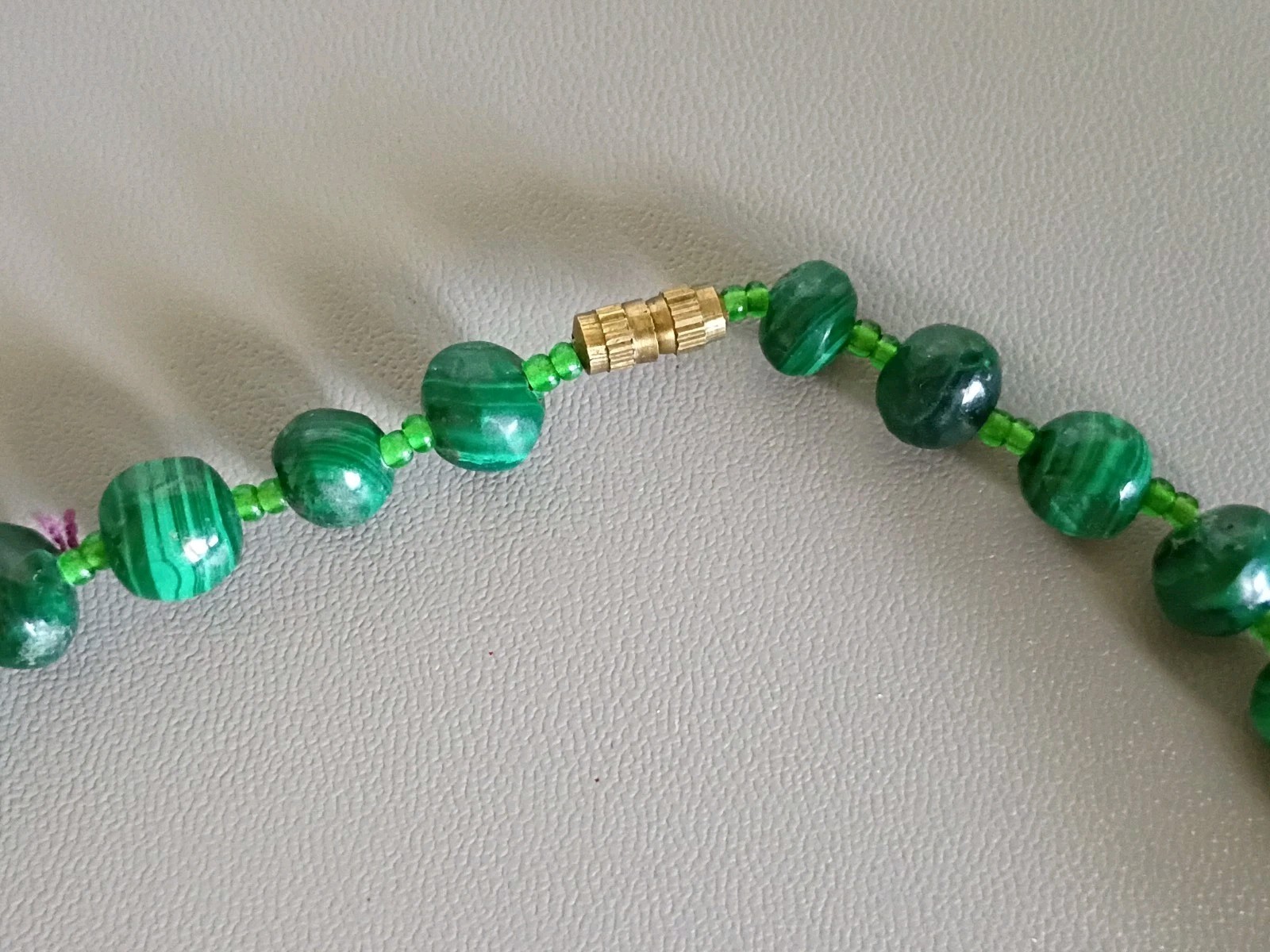 BEAUTIFUL VINTAGE GRADUATING IN SIZE MALACHITE BEADED NECKLACE 22″ INCHES