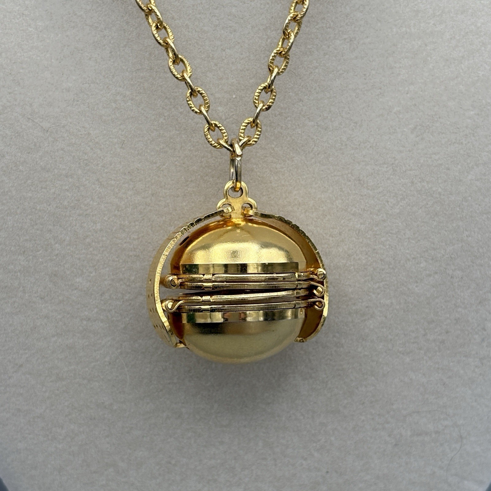 Vintage Ball Locket Pendant Necklace Folds Out Excellent! 26″