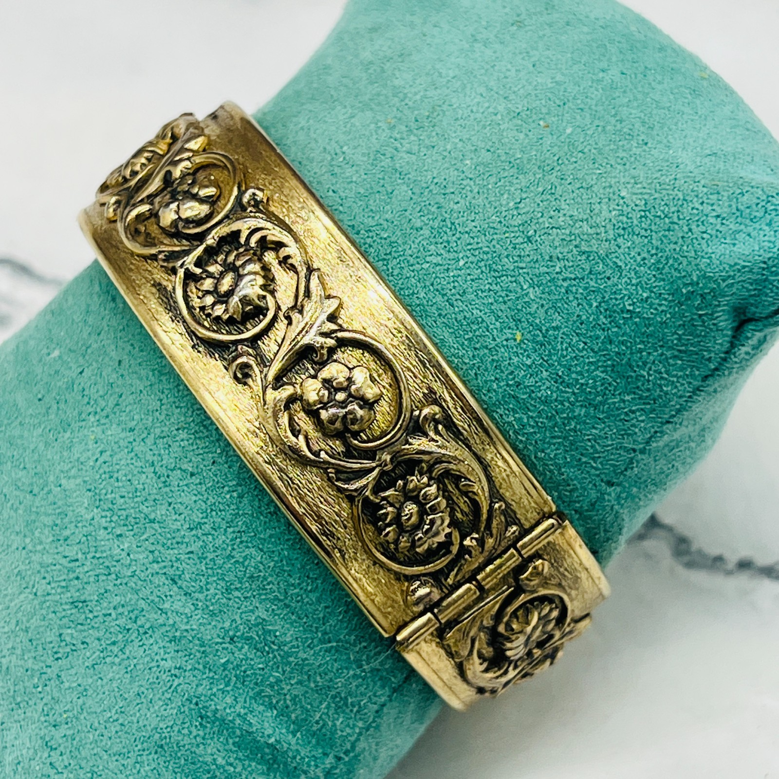 Vintage WHITING & DAVIS SWIRLED FLOWERS GOLD TONED HINGED 7″ BRACELET 1971