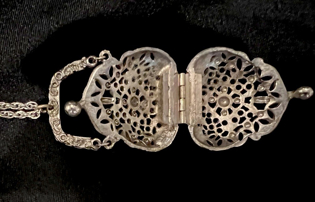 Vintage ART Arthur Pepper Silver Metal Filigree Kiss-Lock Purse Pendant Necklace