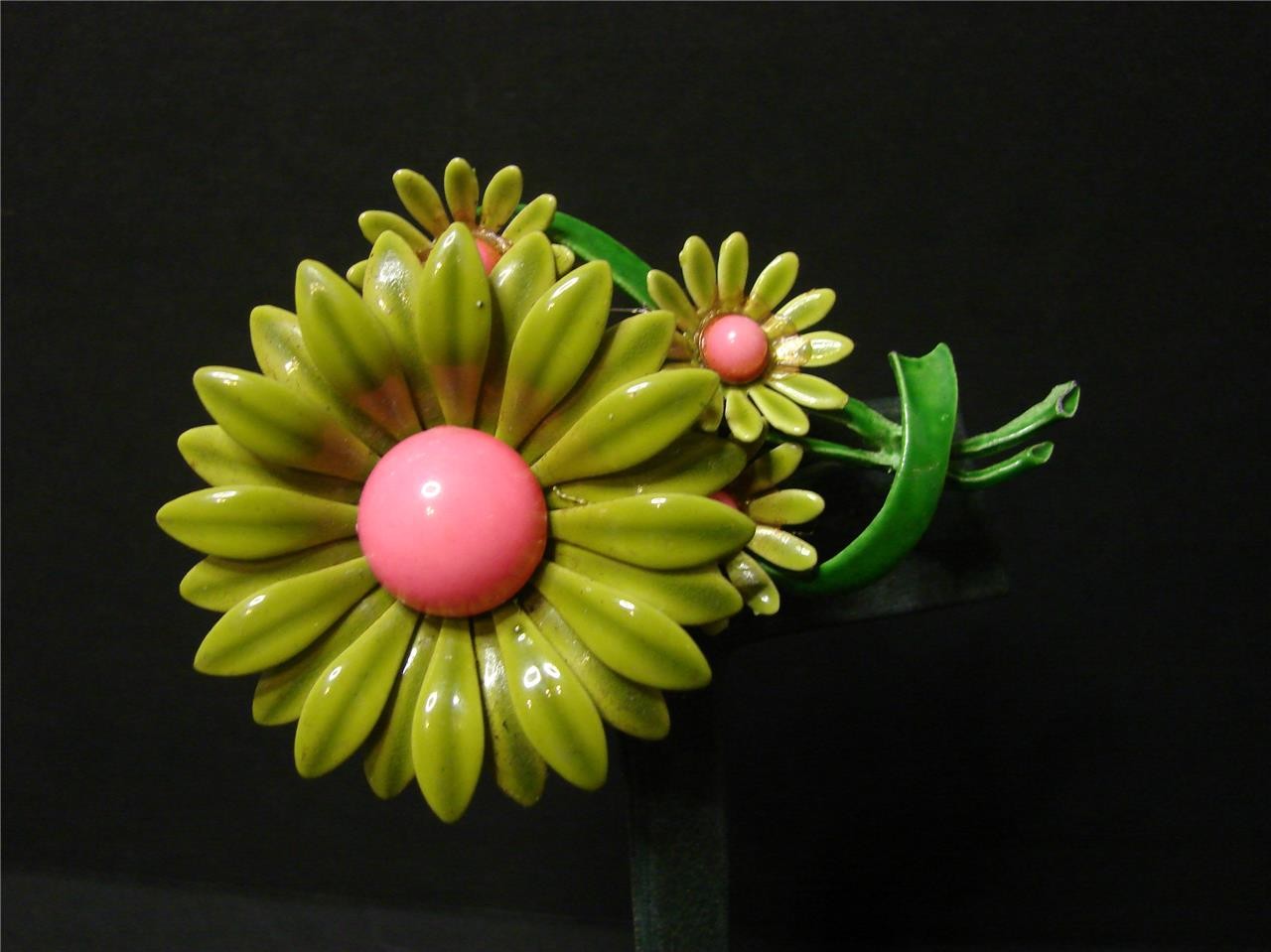 Vintage Retro Mod 60’s Green & Pink Enamel Metal Daisy Bouquet Flower Pin Brooch