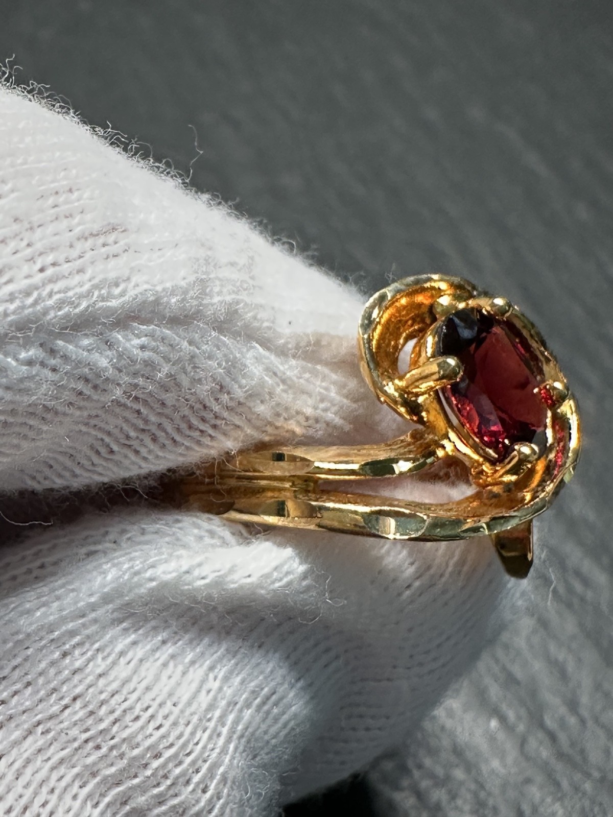GOLD TONE & OVAL RED ACCENT SCROLL RING SIZE 7.5 H620