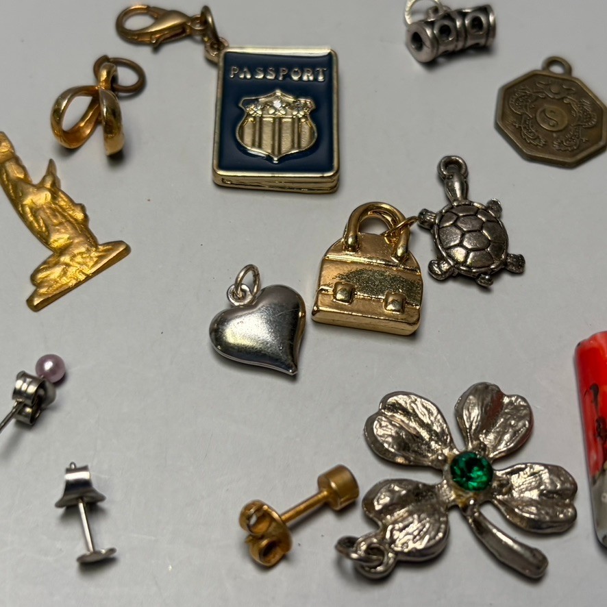 VINTAGE ESTATE JEWELRY LOT of 16 Pendants Charms Dangles