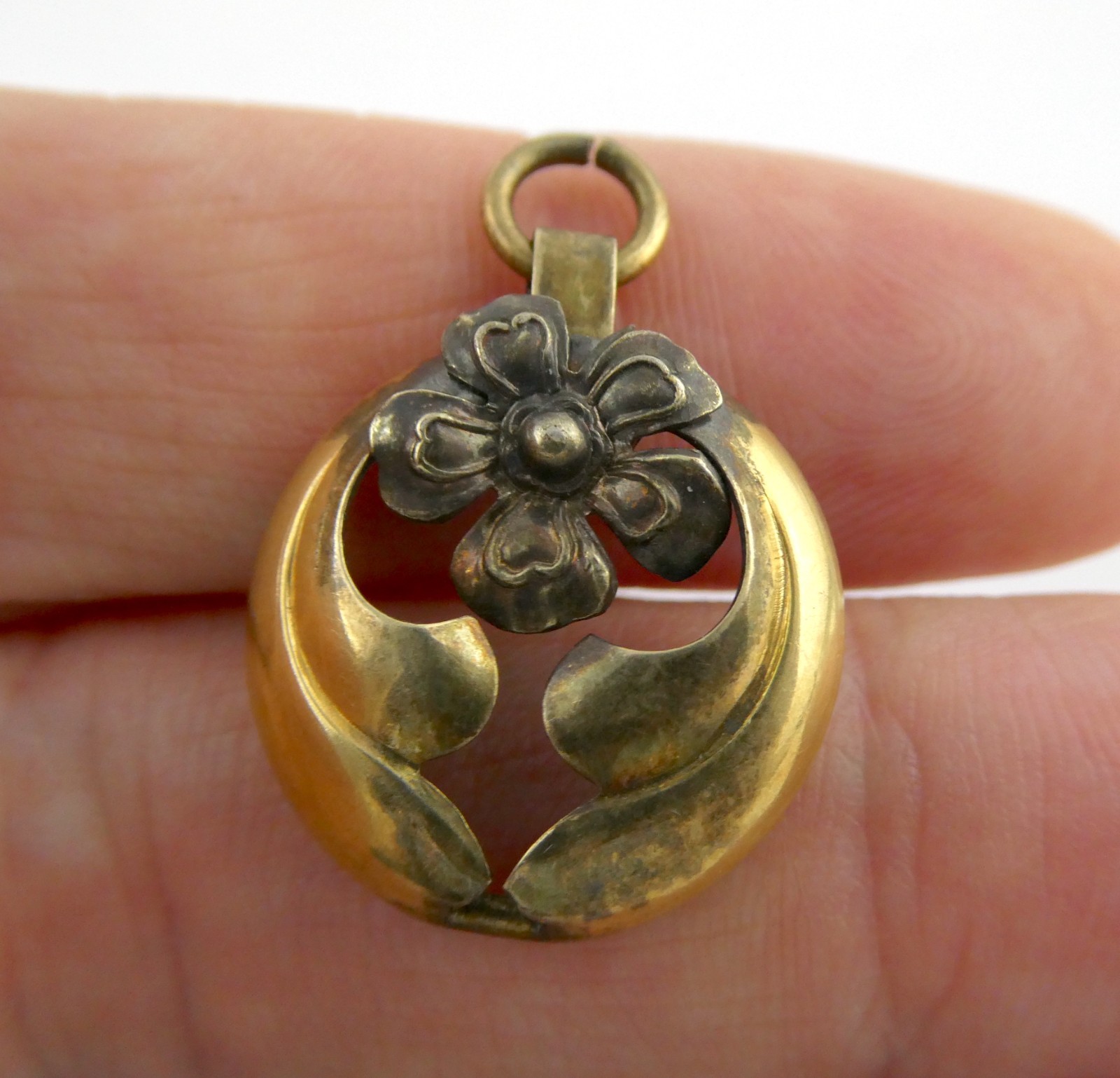 Antique Unmarked Gold Fill Flower and Leaves Pendant Charm 2g 1 Inch Length